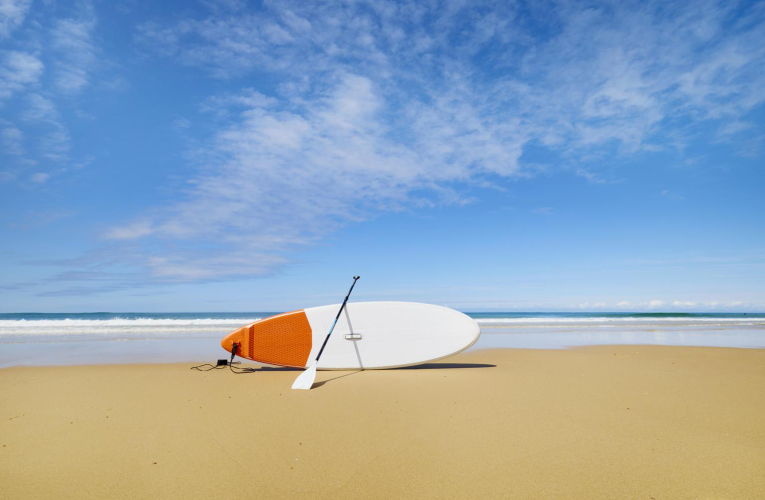 Le stand-up paddle est une activité nautique tendance et abordable. ( crédit photo : Getty Images )