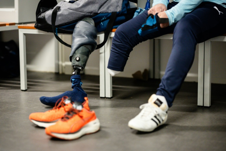 Un joueur de l'équipe de l'OM des aputés s'équipe dans les vestiaires avant une séance d'entraînement, le 22 novembre 2025 à Marseille ( AFP / CLEMENT MAHOUDEAU )