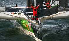 Thomas Coville célèbre son record du tour du monde à la voile (Trophée Jules Verne) dimanche matin quelques instants après avoir passé la ligne d'arrivée au large de Brest avec son équipage sur Sodebo Ultim. ( AFP / LOIC VENANCE )