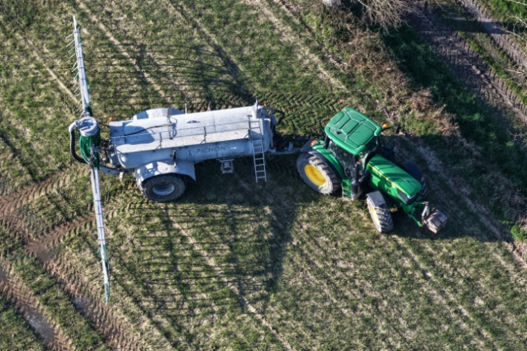 Le Sénat a adopté le projet de loi d'urgence agricole dans une version nettement modifiée par la droite pour lever les contraintes au métier d'agriculteur, suscitant l'inquiétude des associations environnementales et du gouvernement ( AFP / Damien MEYER )