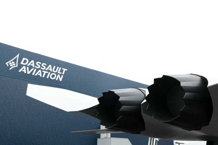 Maquette d'un avion de chasse de sixième génération ("New Generation Fighter", NGF)-SCAF de Dassault Aviation, exposée au Salon international de l'aeronautique et de l'espace à l'aéroport Paris-Le Bourget, le 15 juin 2025. ( AFP / THOMAS SAMSON )