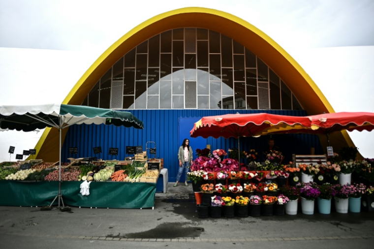 Des étals devant le marché central de Royan réalisé par les architectes Louis Simon et André Morisseau, à Royan, en Charente-Maritime, le 21 mai 2025 ( AFP / Christophe ARCHAMBAULT )