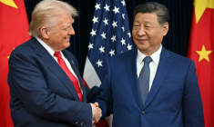 Le président américain Donald Trump (g) et son homologue chinois Xi Jinping se serrent la main avant des discussions à la base aérienne de Gimhae, située à côté de l'aéroport international de Gimhae à Busan, en Corée du Sud, le 30 octobre 2025 ( AFP / ANDREW CABALLERO-REYNOLDS )