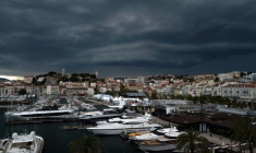 Des yachts de luxe dans le port de Cannes, le 22 mai 2025 ( AFP / Valery HACHE )