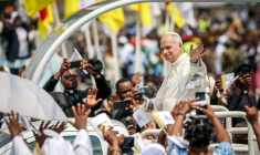 Le pape Léon XIV salue la foule depuis la papamobile à son arrivée pour célébrer la messe sur le parvis du stade Japoma à Douala, au cinquième jour d'un voyage apostolique de 11 jours en Afrique, le 17 avril 2026. ( AFP / Daniel Beloumou Olomo )