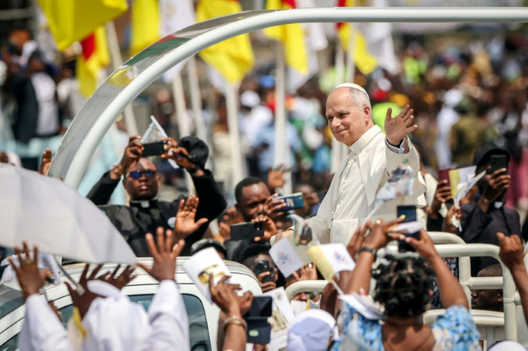 Le pape Léon XIV salue la foule depuis la papamobile à son arrivée pour célébrer la messe sur le parvis du stade Japoma à Douala, au cinquième jour d'un voyage apostolique de 11 jours en Afrique, le 17 avril 2026 ( AFP / Daniel Beloumou Olomo )