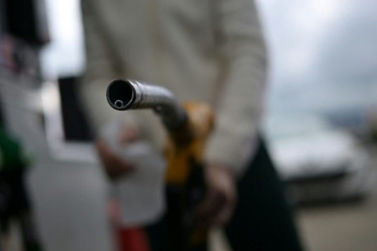 L'exécutif, astreint par ailleurs par la discipline budgétaire, n'envisage pas à ce stade de baisser les taxes sur les carburants ( AFP / Damien MEYER )