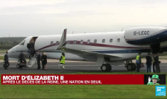 Décès d'Elizabeth II : le roi Charles III quitte l'aéroport d'Aberdeen