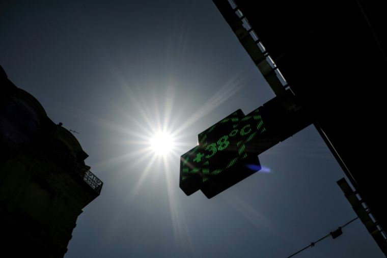 Le thermomètre d'une pharmacie affiche 38°C à Lyon, alors qu'une vague de chaleur frappe la France, le 26 mai 2026 ( AFP / Jeff PACHOUD )
