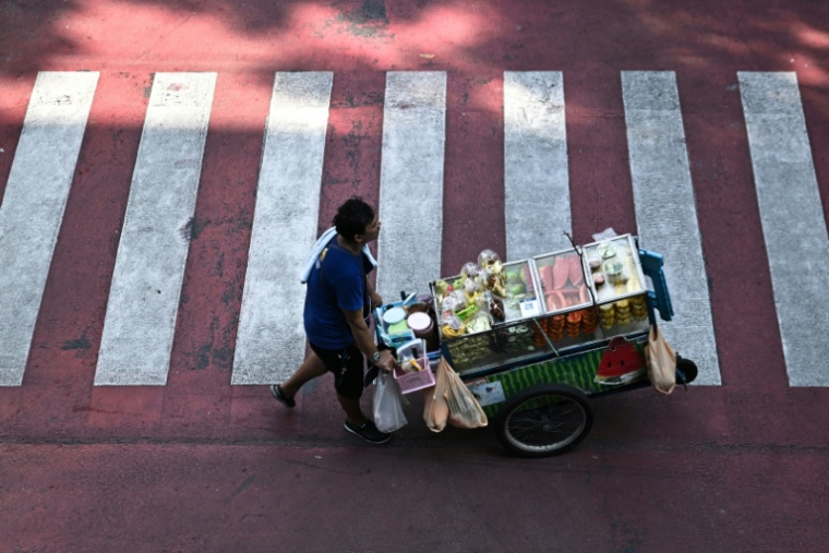 Un vendeur de rue, le 30 avril 2026 à Bangkok  ( AFP / Lillian SUWANRUMPHA )