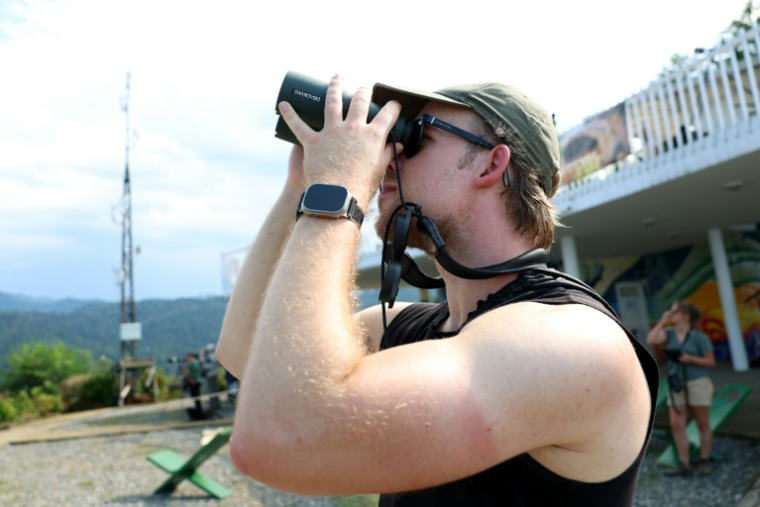 L’ornithologue néerlandais Bart Hoekstra, coprésident de l'organisation Batumi Raptor Count (BRC), observent des rapaces qui migrent par le "goulot d’étranglement de Batoumi", le 22 septembre 2026 à Sakhalvasho, en Géorgie ( AFP / Giorgi ARJEVANIDZE )