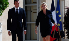 Marine Le Pen et Jordan Bardella se promènent à l'extérieur du Palais de l'Élysée