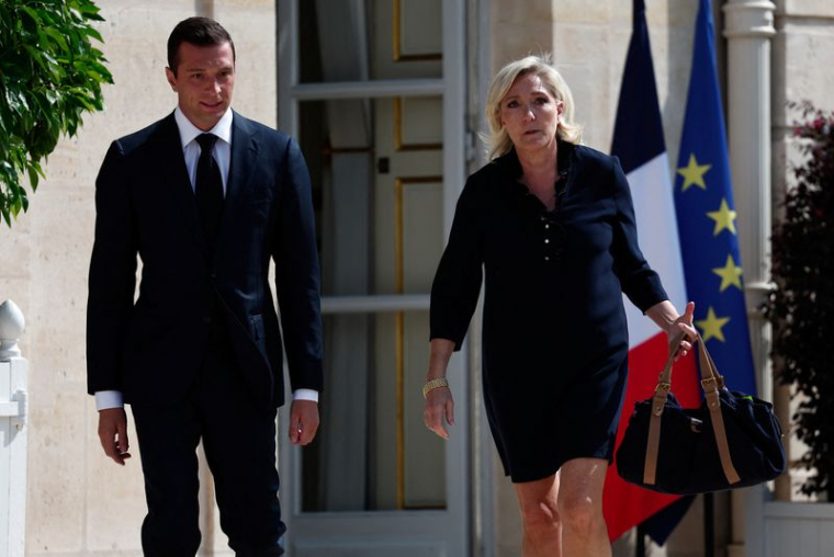 Marine Le Pen et Jordan Bardella se promènent à l'extérieur du Palais de l'Élysée