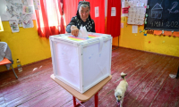 Une électrice vote au premier tour de la présidentielle dans le village de Popesti, le 4 mai 2025 en Roumanie ( AFP / Daniel MIHAILESCU )