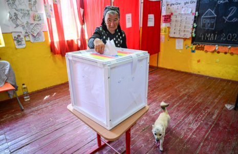 Une électrice vote au premier tour de la présidentielle dans le village de Popesti, le 4 mai 2025 en Roumanie ( AFP / Daniel MIHAILESCU )