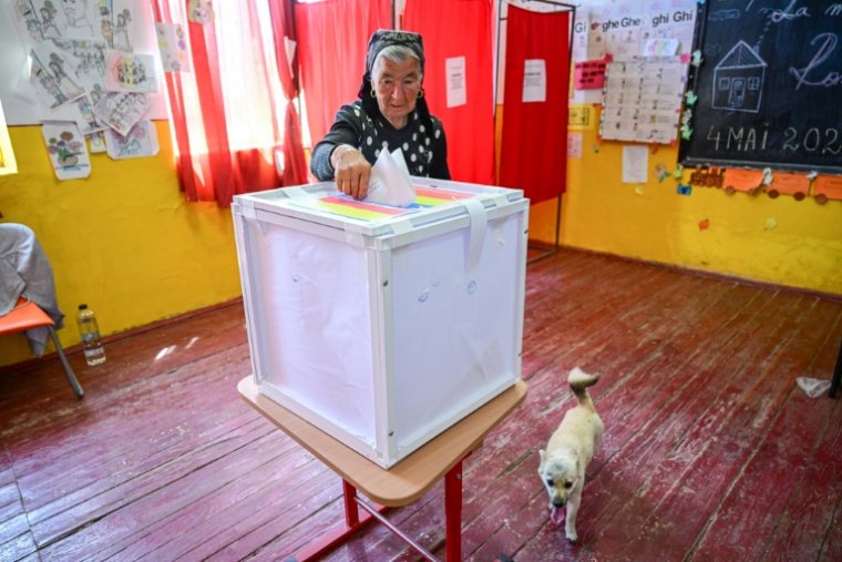 Une électrice vote au premier tour de la présidentielle dans le village de Popesti, le 4 mai 2025 en Roumanie ( AFP / Daniel MIHAILESCU )