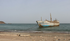 Un bateau à l'ancrage sur une plage du détroit de Bab el-Mandeb en mer Rouge, sur la côte sud-ouest du Yémen, le 24 juillet 2026 ( AFP / Khaled ZIAD )