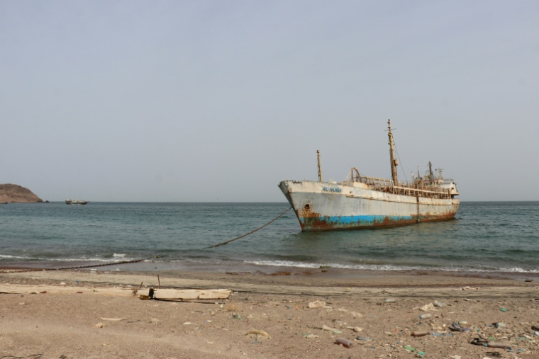 Un bateau à l'ancrage sur une plage du détroit de Bab el-Mandeb en mer Rouge, sur la côte sud-ouest du Yémen, le 24 juillet 2026 ( AFP / Khaled ZIAD )