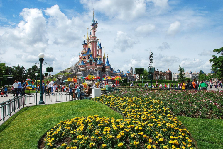 Le parc Disneyland Paris va commercialiser des billets à 49 € certains jours de l'année. (Oudeopa / Pixabay)