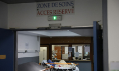 Près des deux tiers des personnes hospitalisées pour un geste auto-infligé en 2024 étaient des femmes, selon le service statistique des ministères sociaux (Drees) - en photo, les urgences du CHU de Saint-Pierre à La Réunion le 2 avril 2025 ( AFP / RICHARD BOUHET )
