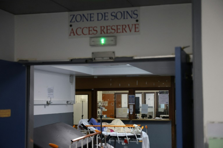 Près des deux tiers des personnes hospitalisées pour un geste auto-infligé en 2024 étaient des femmes, selon le service statistique des ministères sociaux (Drees) - en photo, les urgences du CHU de Saint-Pierre à La Réunion le 2 avril 2025 ( AFP / RICHARD BOUHET )