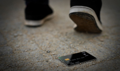 Comment sécuriser la carte bancaire d'un inconnu que vous avez trouvée sur votre route ? (Crédits photo : Adobe Stock)