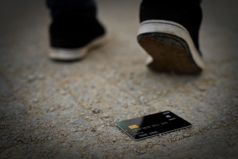 Comment sécuriser la carte bancaire d'un inconnu que vous avez trouvée sur votre route ? (Crédits photo : Adobe Stock)