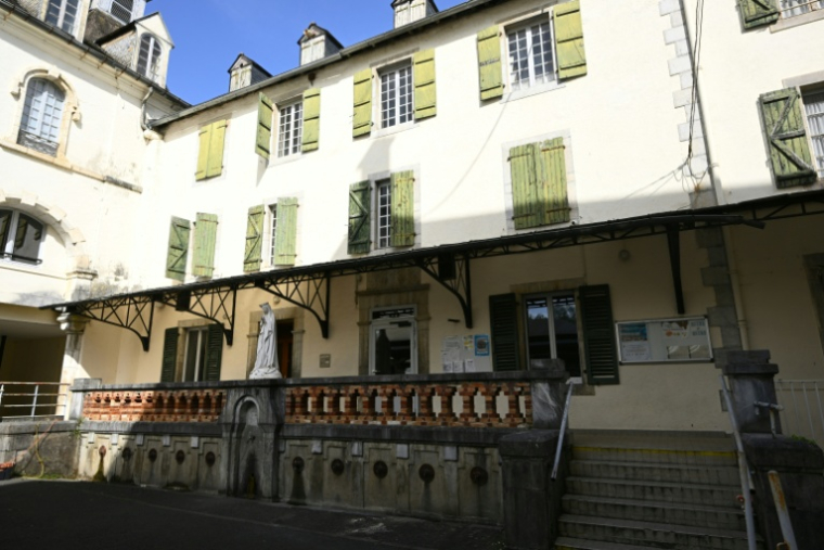 La statue de Notre-Dame de Bétharram sous le porche du collège catholique "Le Beau Rameau" à Lestelle-Betharram, le 20 juin 2026 dans les Pyrénées-Atlantiques ( AFP / Gaizka IROZ )