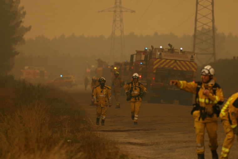 Des pompiers mobilisés sur un feu à Marcheprime, à l'ouest de Bordeaux, le 26 juillet 2026 ( AFP / Alain JOCARD )