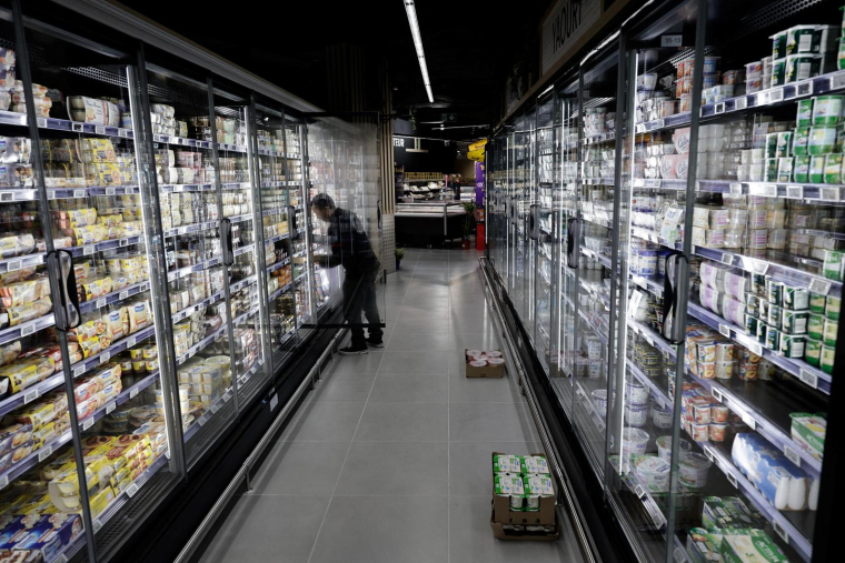 Un employé range des produits dans un rayon au sein d'un supermarché Intermarché, à Paris le 5 septembre 2025. ( AFP / STEPHANE DE SAKUTIN )