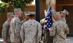 Des militaires américains lèvent les couleurs à l'ambassade américaine de Koweit, durant une visite du secrétaire d'Etat Marco Rubio, le 24 juin 2026 ( POOL / Eric Lee )