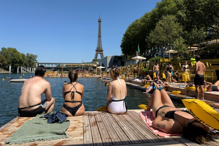 Des baigneurs quai de Grenelle au bord de Seine à Paris, le 11 août 2025 ( AFP / Aurore MESENGE )