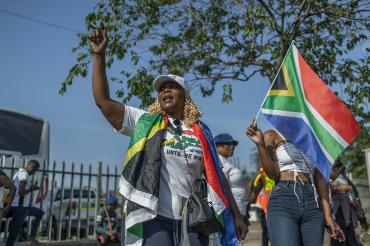 Des membres du groupe anti-migrants March and March manifestent dans le township d'Umlazi, au sud-ouest de Durban, le 22 juin 2026 en Afrique du Sud ( AFP / RAJESH JANTILAL )