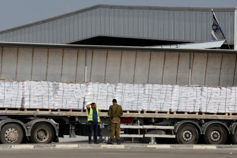Un camion transportant de l'aide au passage de Kerem Shalom entre Israël et Gaza