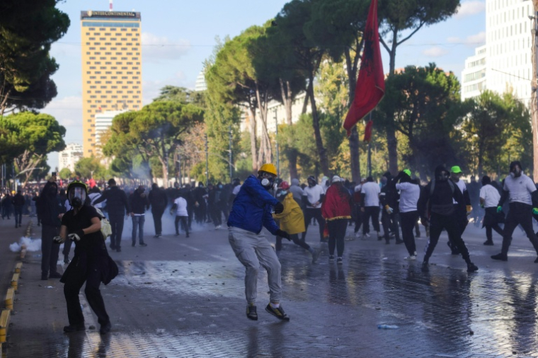 Heurts entre policiers et manifestants qui dénoncent mauvaises conditions d'études, la corruption et exigent la démission du Premier ministre albanais Edi Rama, le 24 octobre 2026 à Tirana ( AFP / Adnan Beci )