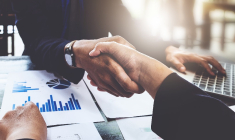 Avec seulement 25 offres publiques déposées auprès de l’AMF l’an dernier, 2018 restera dans les annales comme un petit millésime dans le monde des opérations de fusions acquisitions. 2019 sera-t-elle l’année du rattrapage pour les opérations de fusions-acquisitions ? Éléments de réponse (Crédit : Adobe Stock)