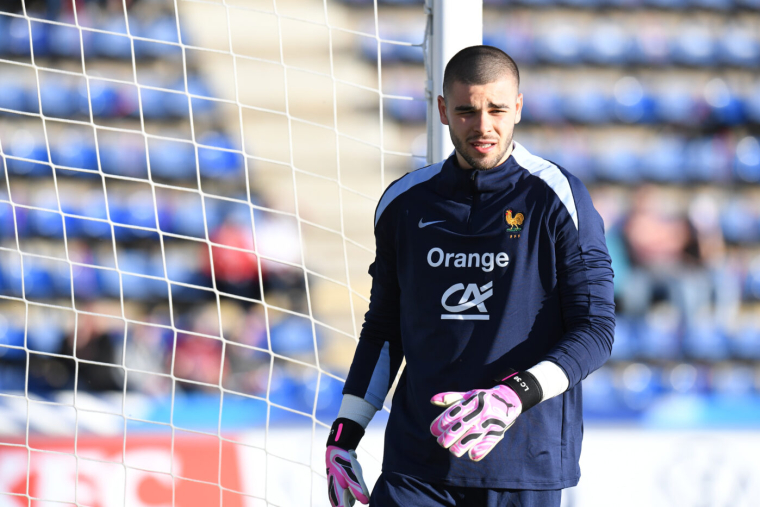 Lucas Chevalier nouveau numéro 2 des Bleus devant Brice Samba