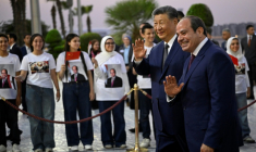 Le président chinois Xi Jinping (à gauche) et son homologue égyptien Abdel Fattah al-Sissi à l'aéroport international du Caire, le 1er septembre 2026 ( POOL / Khaled DESOUKI )