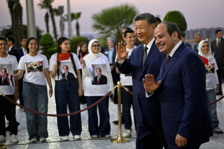 Le président chinois Xi Jinping (à gauche) et son homologue égyptien Abdel Fattah al-Sissi à l'aéroport international du Caire, le 1er septembre 2026 ( POOL / Khaled DESOUKI )