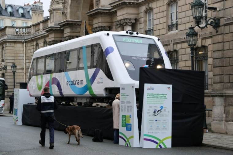 Un prototype de l'Ecotrain exposé devant l'Elysée, dans le cadre de l'exposition Fabriqué en France, à Paris, le 14 novembre 2025  ( AFP / Ludovic MARIN )