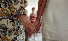 Le ministre appelle le secteur des Ehpad à réinvestir une partie des bénéfices pour des actions d'intérêt général ( AFP / VALERY HACHE )