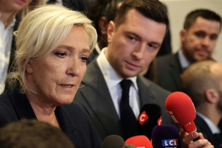 Marine Le Pen répond aux questions des journalistes aux côtés de Jordan Bardella lors de leur visite au Salon de l'agriculture, Porte de Versailles à Paris, le 26 février 2026 ( AFP / Ludovic MARIN )