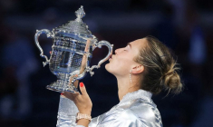 Aryna Sabalenka soulève le trophée de l'U.S. Open