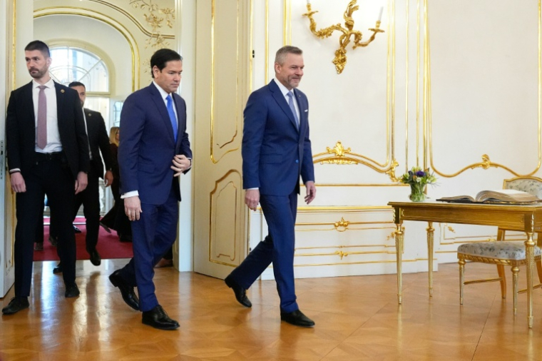 Le secrétaire d'Etat américain Marco Rubio (G) et le président slovaque Peter Pellegrini (D), le 15 février 2026 à Bratislava ( POOL / Alex Brandon )