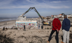 L'immeuble Le Signal à Soulac-sur-Mer (Gironde), qui était menacé par l'avancée de la mer, a été évacué en janvier 2014, avant d'être détruit en février 2023. ( AFP / THIBAUD MORITZ )