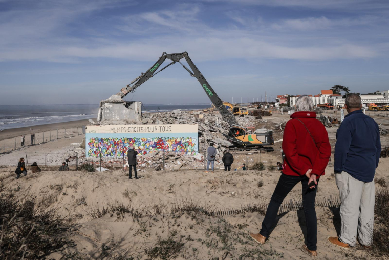 L'immeuble Le Signal à Soulac-sur-Mer (Gironde), qui était menacé par l'avancée de la mer, a été évacué en janvier 2014, avant d'être détruit en février 2023. ( AFP / THIBAUD MORITZ )