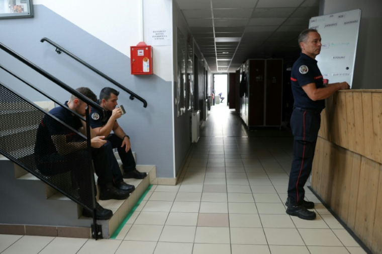 Des pompiers du service d'incendie et de secours (SDIS 77) en attente d'intervention dans la caserne de Ferrières-en-Brie, en Seine-et-Marne, le 10 juillet 2026  ( AFP / Thomas SAMSON )