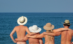 Et si un camping naturiste nous offrait une leçon sur l’art de vivre ensemble en vacances ? (crédit: Adobe Stock)