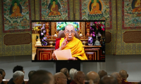 Le Dalaï Lama s'exprime dans une vidéo diffusée lors d'une réunion religieuse à McLeod Ganj, dans le nord de l'Inde, le 2 juillet 2025 ( AFP / Sanjay BAID )