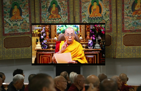 Le Dalaï Lama s'exprime dans une vidéo diffusée lors d'une réunion religieuse à McLeod Ganj, dans le nord de l'Inde, le 2 juillet 2025 ( AFP / Sanjay BAID )